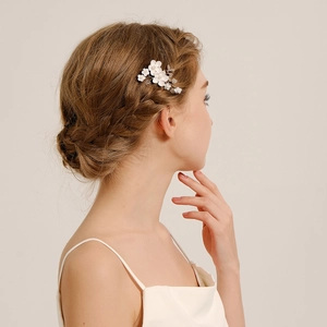 Détail de l'épingle à cheveux fleur en céramique avec perles et strass brillants