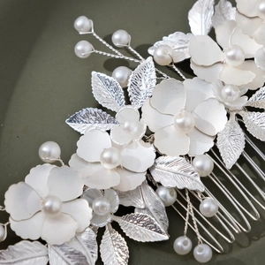 Peigne à cheveux de mariée avec fleurs blanches, feuilles en métal et perles
