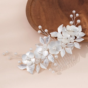 Peigne à cheveux de mariée en argent avec fleurs en métal, feuilles et perles sur fond rose