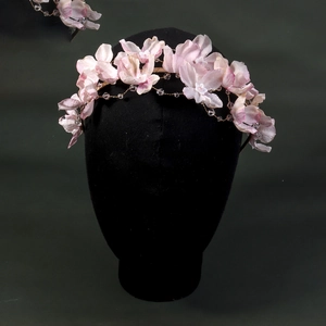 Serre-tête floral élégant avec pétales en soie rose et perles de cristal sur fond noir