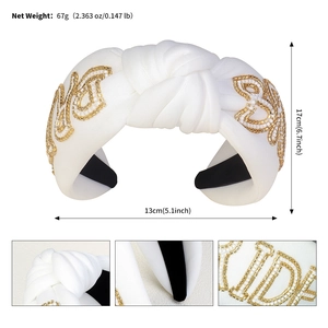 Detail eines weißen geknoteten Haarreifs mit Goldperlenstickerei und Maßen