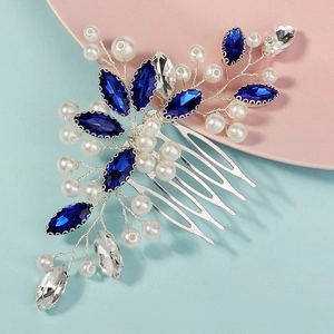 Détail du peigne à cheveux de mariée avec cristaux bleu marine et perles blanches