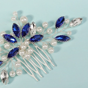 Détail d'un peigne de mariée fait main avec cristaux bleus, perles et fil d'argent