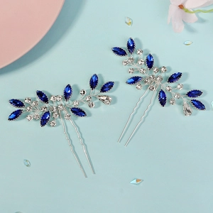 Détail d'épingles à cheveux argentées avec strass marquise bleu foncé et perles nacrées