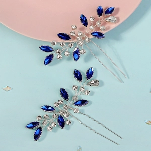 Détail de pics à cheveux de mariée argentés avec cristaux bleu marine et strass brillants