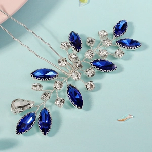 Détail d'un peigne à cheveux argenté avec pierres marquises bleues et strass brillants
