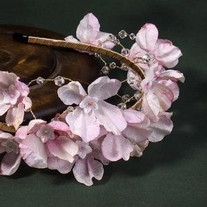 Serre-tête fleur en tissu rose avec perles et accents dorés pour accessoire mariage