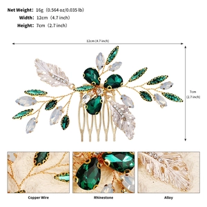 Détail d'un peigne à cheveux feuille d'or fait main avec strass et gemmes émeraudes