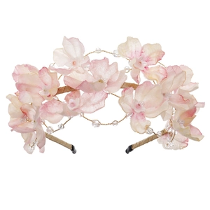 Elegante cerchietto con orchidee rosa sfumate con filo dorato e dettagli di perle cristallo