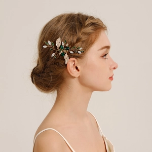 Détail du peigne à cheveux de mariée en cristal vert sur un modèle pour le mariage