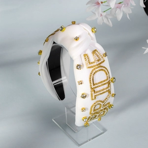 Detailansicht weißer Haarreif mit glitzernder BRIDE Stickerei aus Strass und Perlen