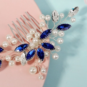 Peigne à cheveux de mariée avec strass bleus et perles blanches sur fond bicolore chic