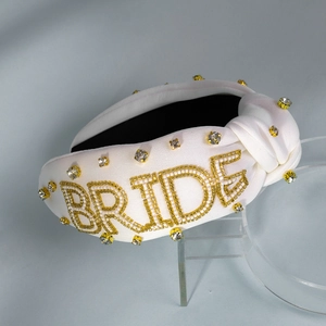 Eleganter weißer Braut-Haarreif mit goldener BRIDE-Perlenstickerei und funkelnden Strasssteinen