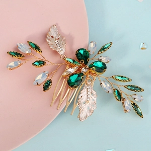 Détail macro du peigne à cheveux de mariée avec cristaux verts et strass dorés