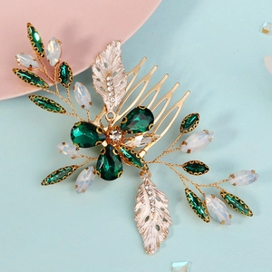 Détail du peigne de mariée avec cristaux émeraude, pierres d'opale et pendentifs feuilles