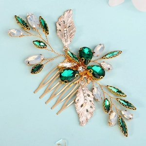 Détails de strass émeraude et opale sur un peigne à cheveux de mariée doré