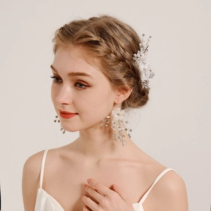 Set peigne à cheveux et boucles d'oreilles de mariée avec fleurs blanches et perles