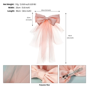 Détail du nœud en satin rose avec voile montrant les dimensions et la pince à cheveux