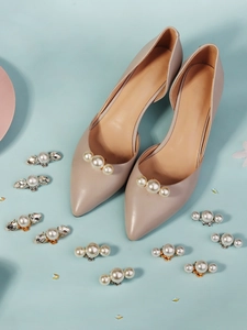 Detailansicht der eleganten Schuhclips mit Perlen und Strass für Brautschuhe