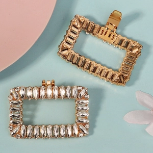 Detailansicht funkelnder rechteckiger Strass-Schuhclips mit goldenem Metallschnallen-Set