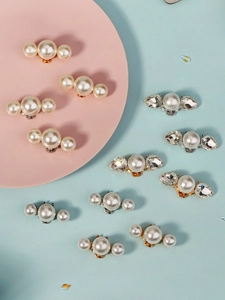 Details von eleganten Perlen- und Kristall-Schuhclips mit Gold- und Silberbasis
