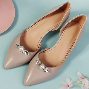 Detailansicht abnehmbarer Schuhclips mit Perlen und Kristallen auf beigen Pumps für Braut