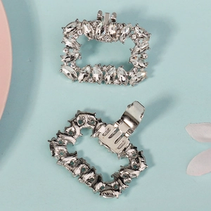 Detailsicht der funkelnden Strass-Schuhclips mit sicherem silberfarbenem Metall-Clipverschluss
