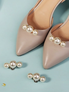 Detail von Brautschuh-Clips mit drei Perlen auf eleganten lila High Heel Pumps