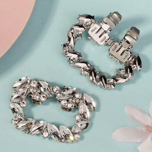 Detailansicht abnehmbarer Strass-Schuhclips mit Metallschnalle für elegante High Heels