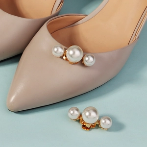 Elegante Schuhclips mit Perlen auf beigen High Heels für Hochzeitsschuhe und Pumps