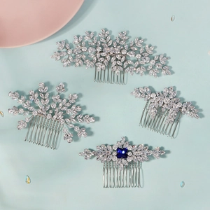 Détails du lot de quatre peignes à cheveux mariée argentés avec zircons et pierre bleue