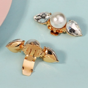 Elegante goldene Brautschuhclips mit weißen Perlen und funkelndem Kristall-Tropfendekor