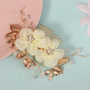 Peigne à cheveux de mariée élégant avec fleurs en tissu blanc, cristaux et perles dorées