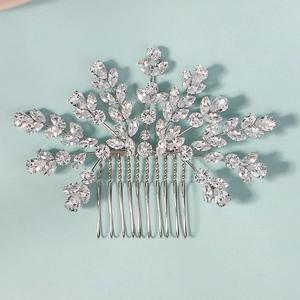 Détail d'un peigne à cheveux de mariée argenté orné de zircons au motif de feuilles