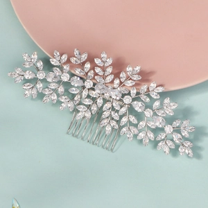 Détail du peigne à cheveux de mariée avec cristaux marquise et motif de feuilles