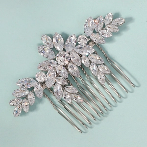 Détail d'un peigne à cheveux mariée avec oxydes de zirconium en forme de fleur argentée