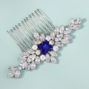 Détails du peigne de mariée avec pierre bleue centrale et zircons marquise fins