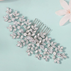 Peigne à cheveux de mariée avec zircons marquise et design de feuilles argentées sur bleu