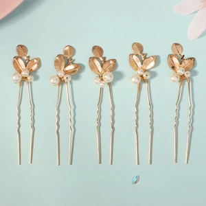 Détail de 5 épingles à cheveux dorées avec feuilles et perles pour coiffure mariée