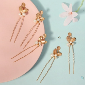 Vue détaillée de 5 épingles à cheveux feuilles dorées avec perles blanches et nervures