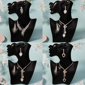 Vue détaillée de quatre parures de bijoux de mariage en cristal avec colliers et boucles