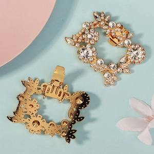 Elegante goldene Schuhclips mit funkelnden Kristallen und Metallverschluss für Brautschuhe