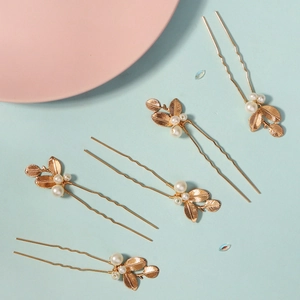 Détail de 5 épingles à cheveux dorées avec feuilles et perles pour mariée