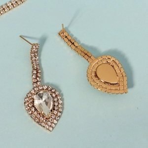 Vue détaillée avant et arrière de boucles d'oreilles en cristal avec petits éclats