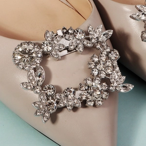 Eleganter spitzer Schuh mit abnehmbarer Blumen-Strass-Schnalle und silbernen Kristalldetails