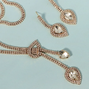 Vue macro détaillée du collier en strass de mariée et boucles d'oreilles en cristal