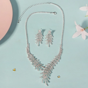 Détail d'une parure de bijoux de mariée avec collier en cristal et boucles d'oreilles