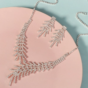 Détail d'une parure de bijoux de mariée étincelante avec collier et boucles d'oreilles