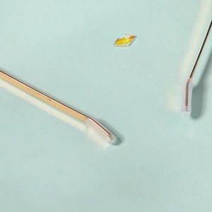 Détails des embouts de serre-tête or rose avec protections en silicone transparent