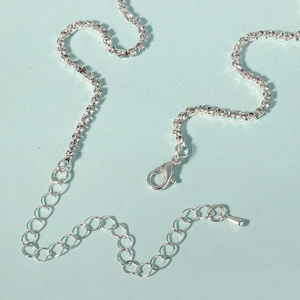Vue macro détaillée du collier argenté avec cristaux, fermoir mousqueton et extension